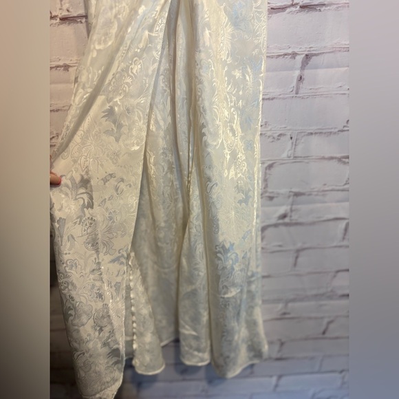 Vintage Victoria’s Secret Cream Satin Slip Gown
Size Medium - Picture 3 of 7